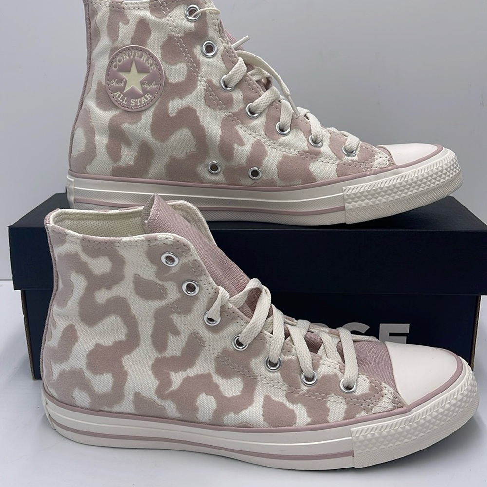 Converse WMNS A10047F
CTAS HI
EGRET/FLUSH STONE/EGRET Sneakers